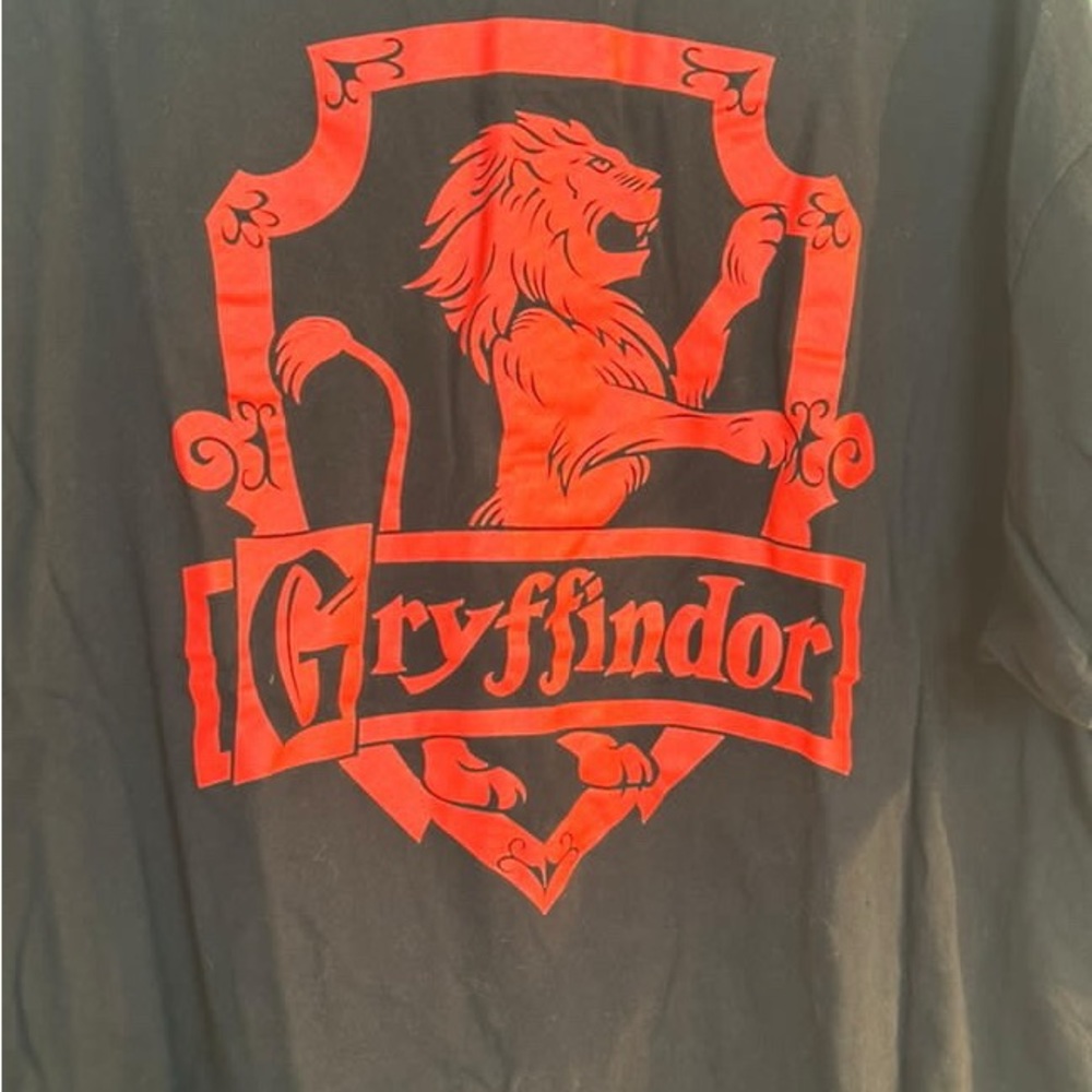 🛍️ Black & Red Harry Potter Gryffindor T-shirt. Size 2XL.